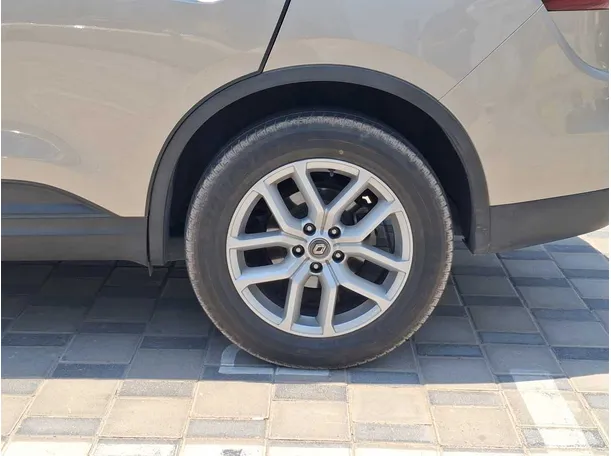 Car image 9