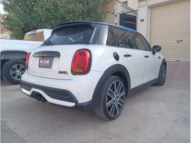 Car image 5
