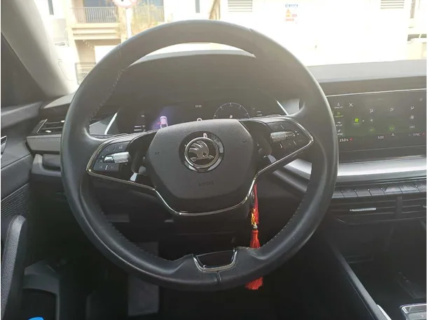 Car image 17