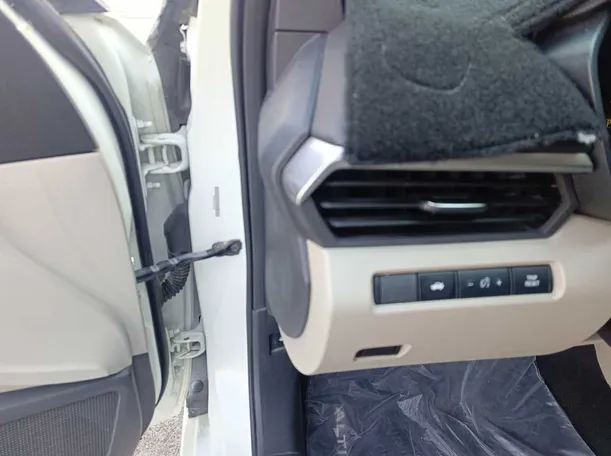 Car image 27