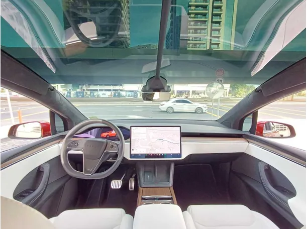 Car image 15