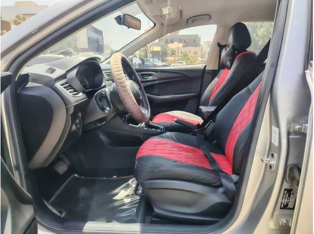 Car image 12