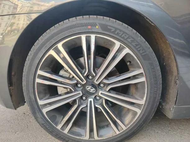 Car image 8