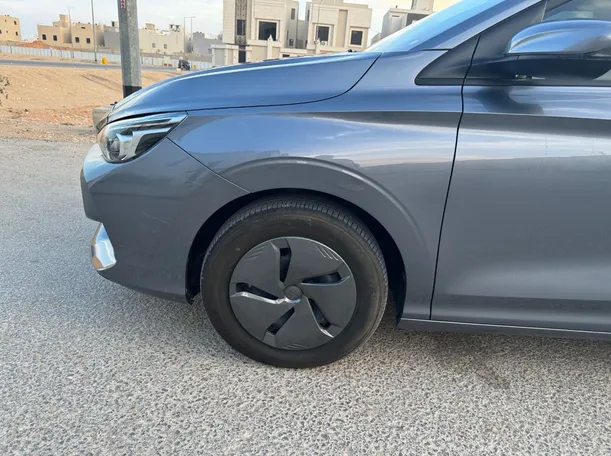 Car image 9