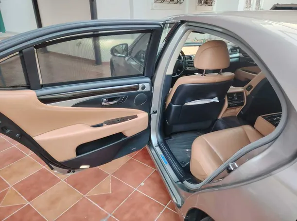 Car image 16