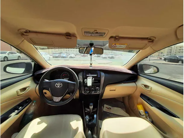 Car image 14
