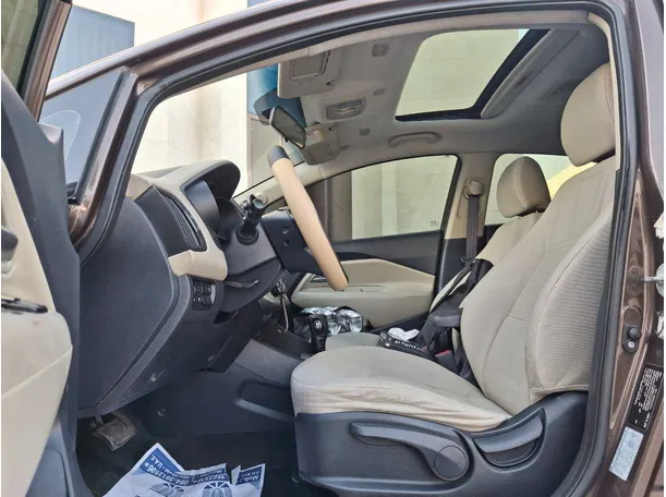Car image 12