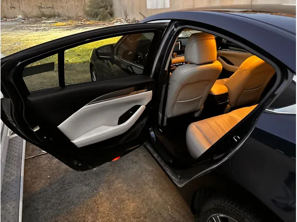Car image 14