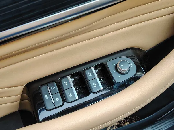 Car image 28