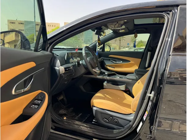 Car image 11