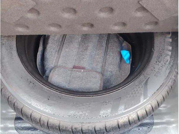 Car image 30