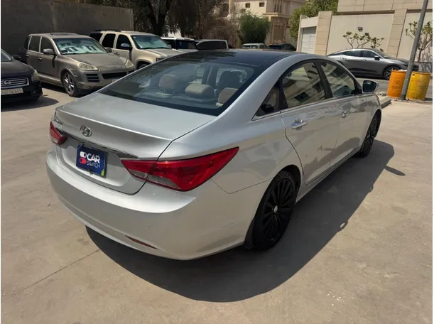 Car image 5