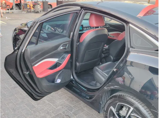 Car image 14