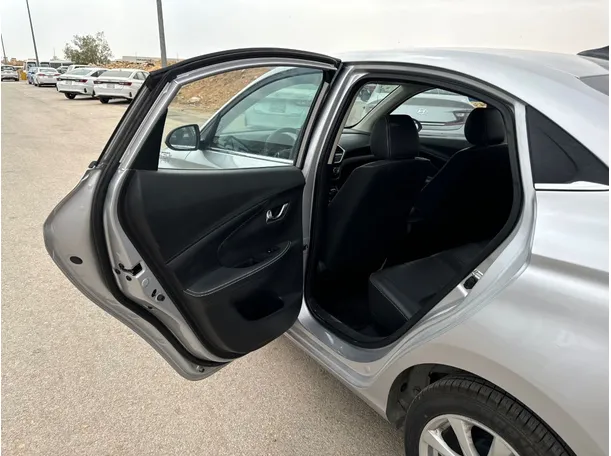 Car image 12