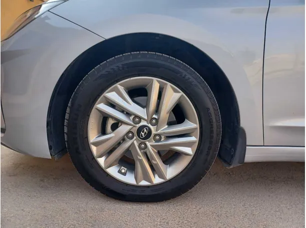 Car image 9