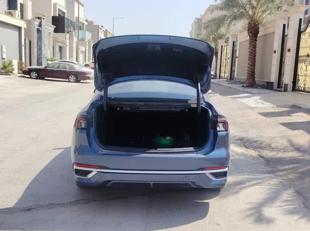 Car image 17