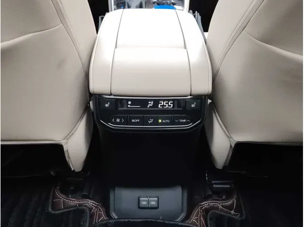 Car image 26