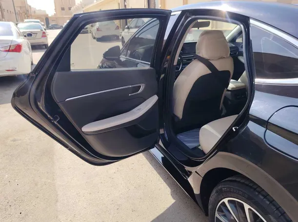 Car image 13