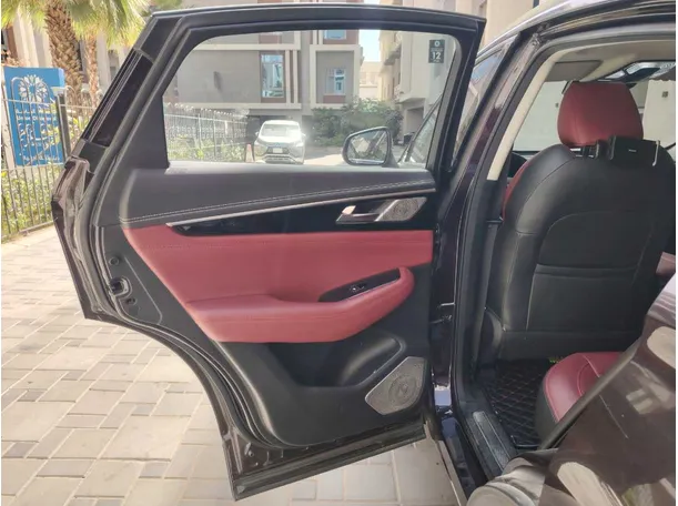 Car image 14