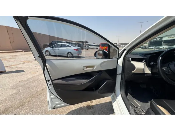 Car image 9