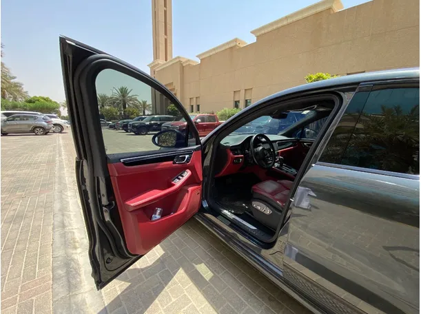Car image 10