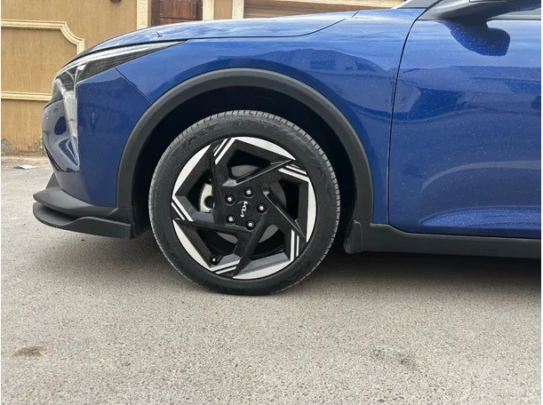 Car image 9