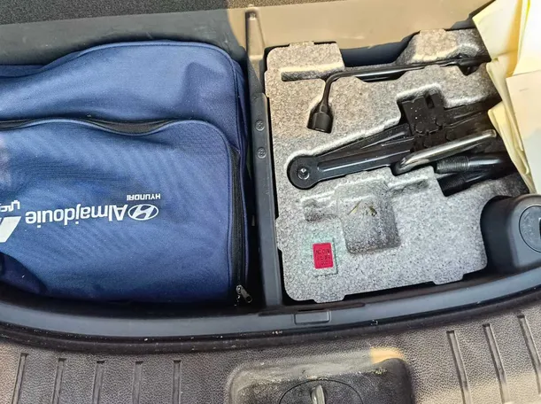 Car image 30