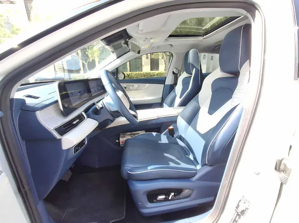 Car image 12