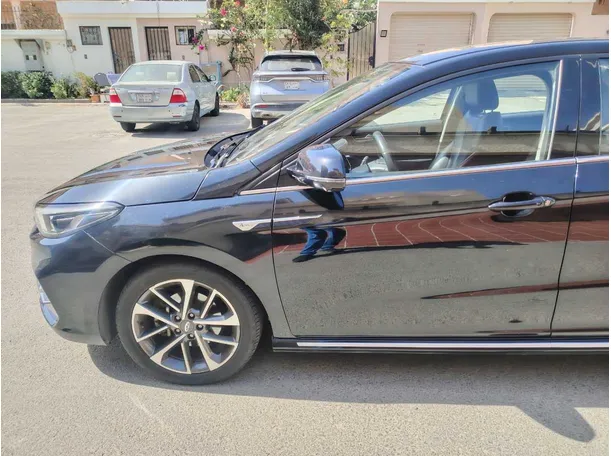 Car image 9