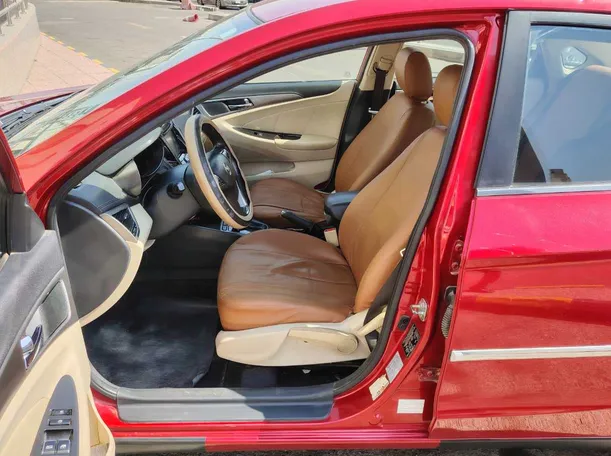 Car image 12