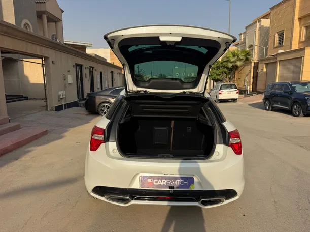 Car image 19