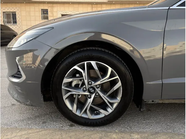 Car image 9