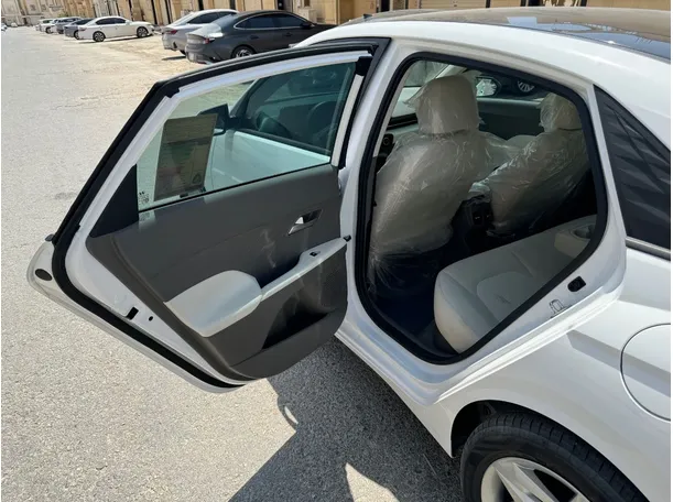 Car image 14