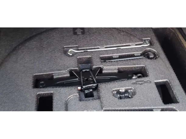 Car image 30