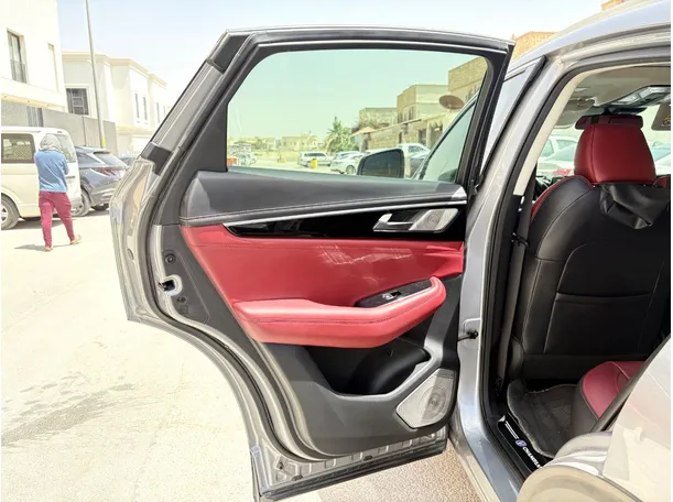 Car image 14