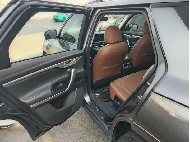 Car image 14