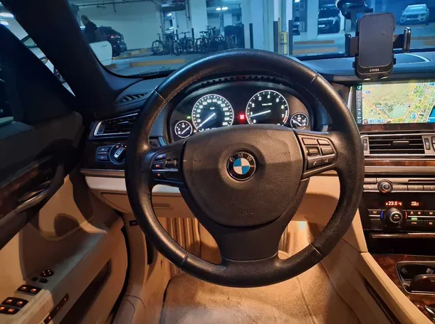 Car image 19