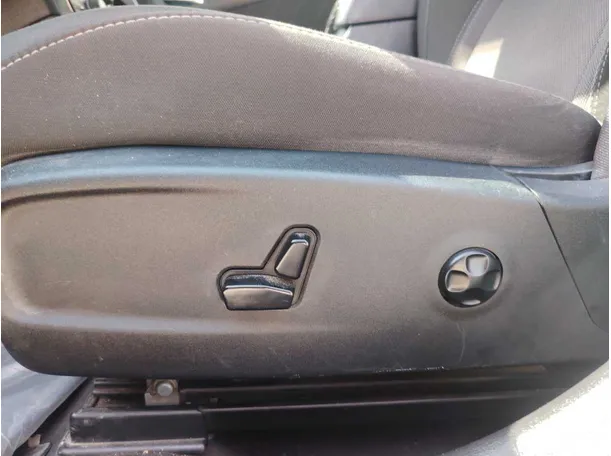 Car image 27