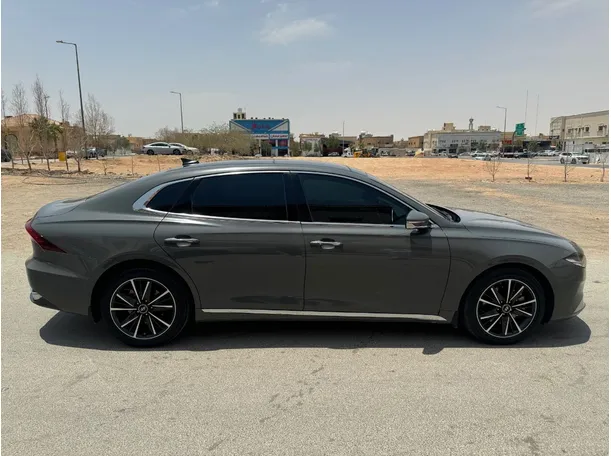 Car image 4