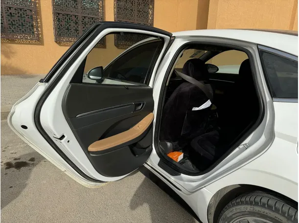 Car image 10