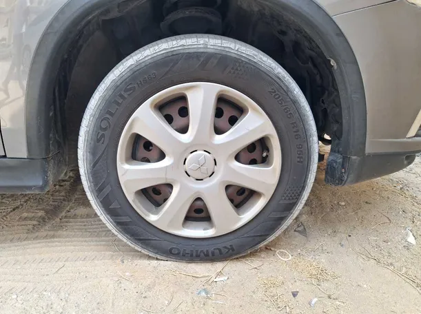 Car image 9