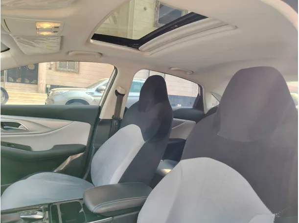 Car image 13