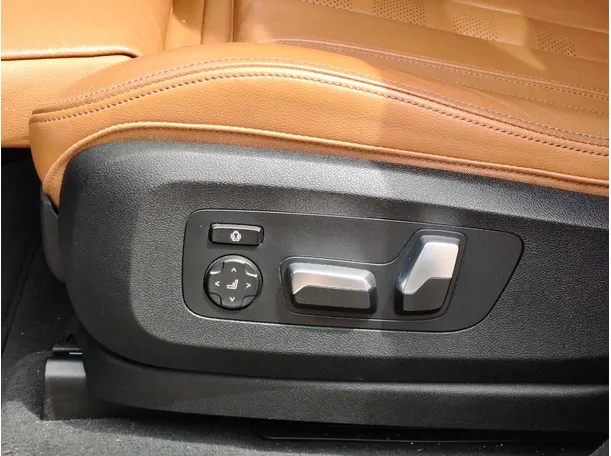 Car image 30