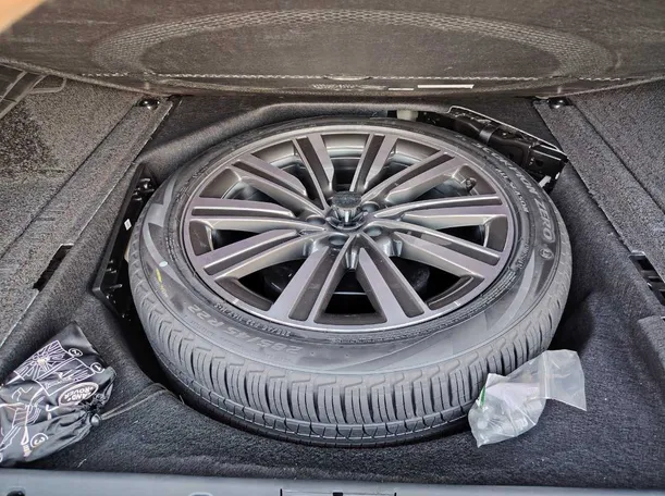 Car image 32