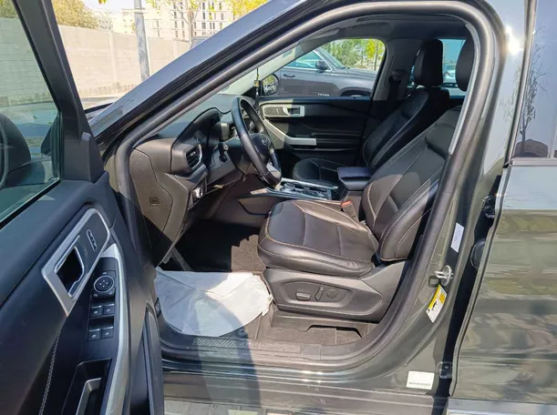 Car image 12