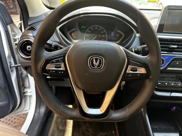 Car image 19