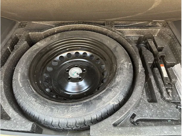 Car image 24