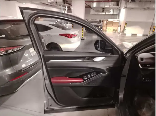 Car image 10