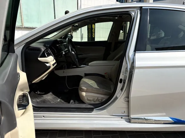 Car image 11