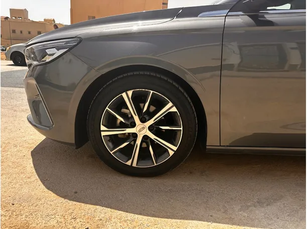 Car image 9